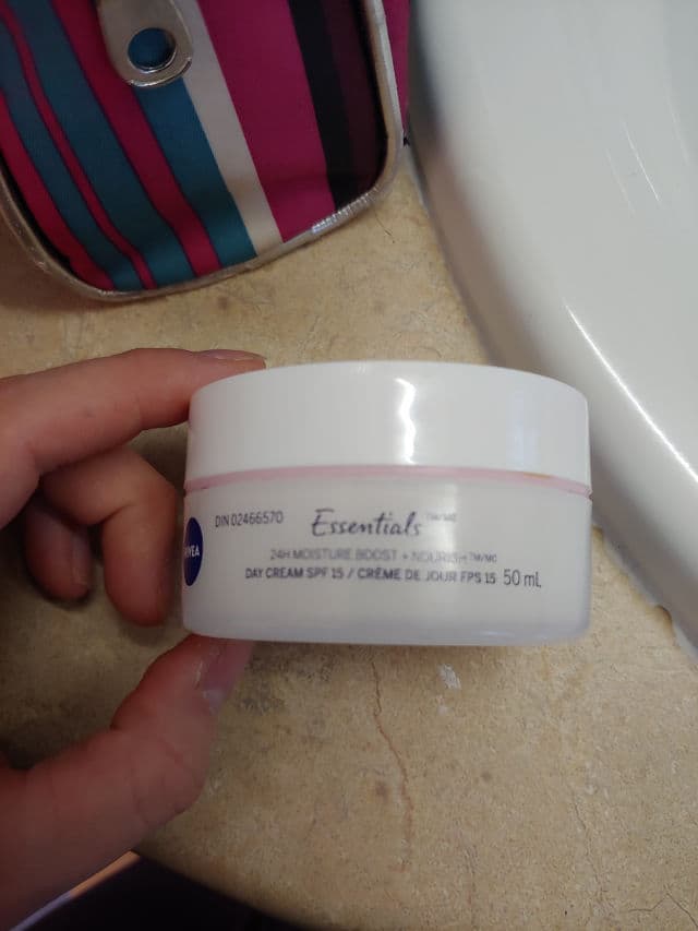 Nivea Essentials 24h Moisture Boost + Nourish Day Cream with SPF 15 review photo by skingal