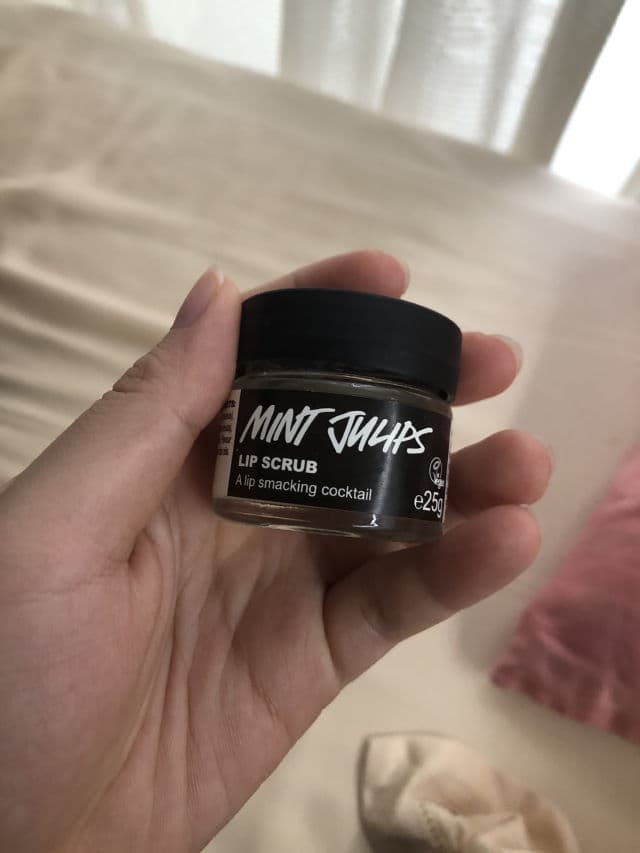 LUSH Mint Julips Lip Scrub review photo by skinoasis