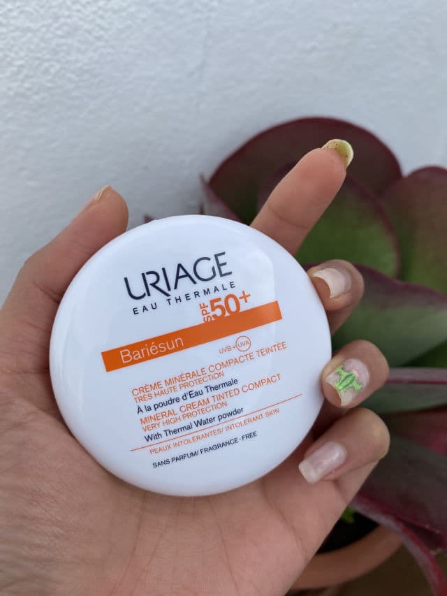 Uriage Bariesun sun Mineral Cream Tinted Compact SPF 50+ Light review photo by skintensely