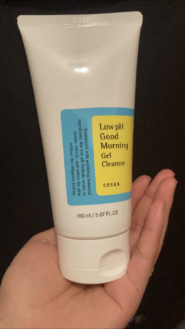 COSRX Low pH Good Morning Gel Cleanser review photo by skinwithnaz