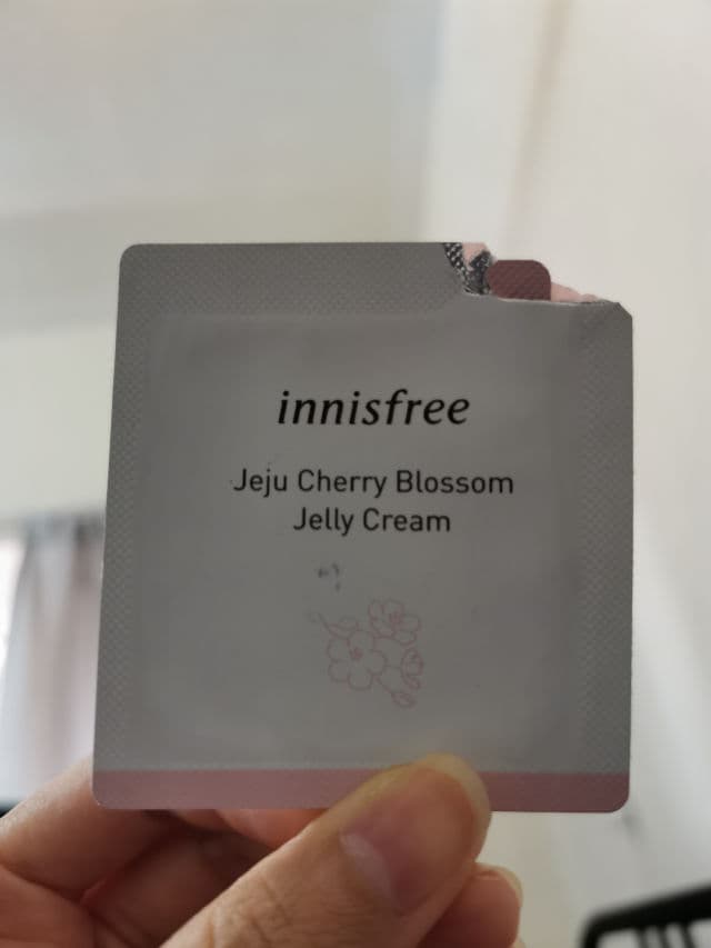 INNISFREE Jeju Cherry Blossom Jelly Cream review photo by skykahyan