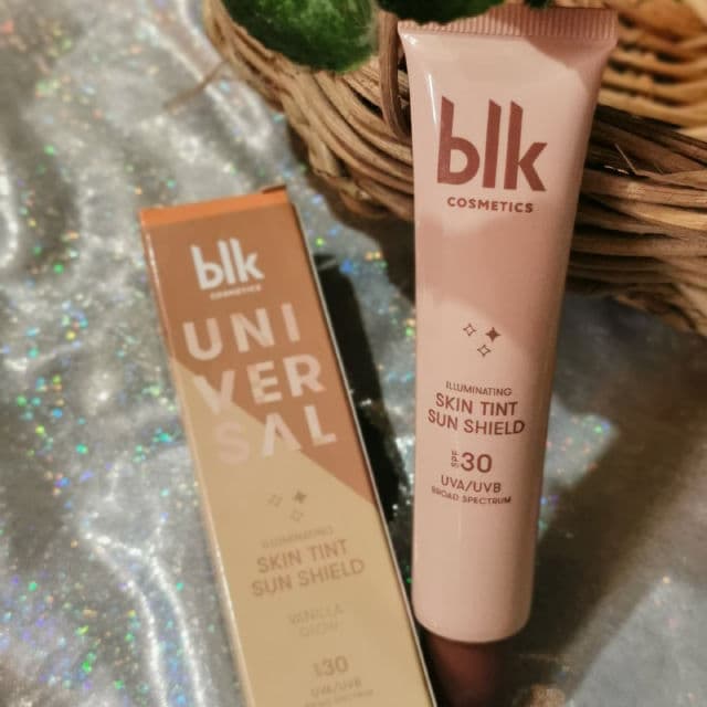 BLK Cosmetics Illuminating Skin Tint Sun Shield SPF 30 review photo by sparklesandnargles