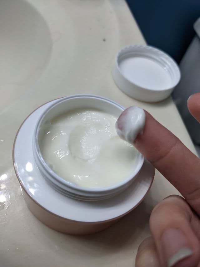 Bliss Rose Gold Rescue Moisturizer Gentle Moisture Cream For Sensitive Skin review photo by Renterese