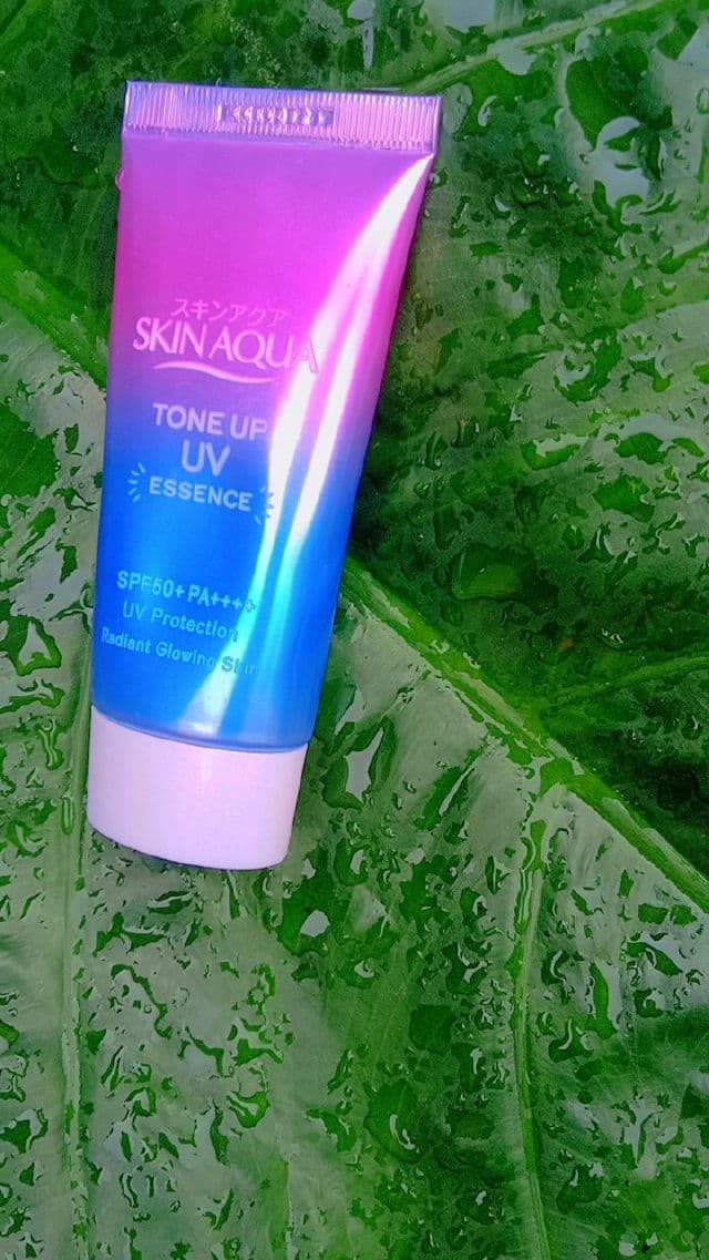 SKIN AQUA Tone Up UV Essence SPF50+ PA++++ review photo by syadiraph