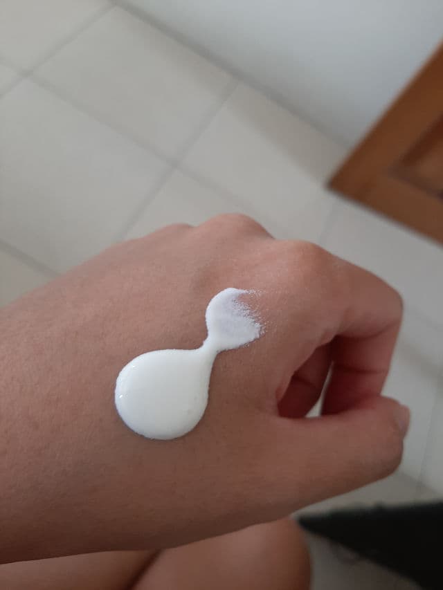 Neutrogena Sheer Zinc Face Dry-Touch Sunscreen Broad Spectrum SPF 50 review photo by AjengChristianti