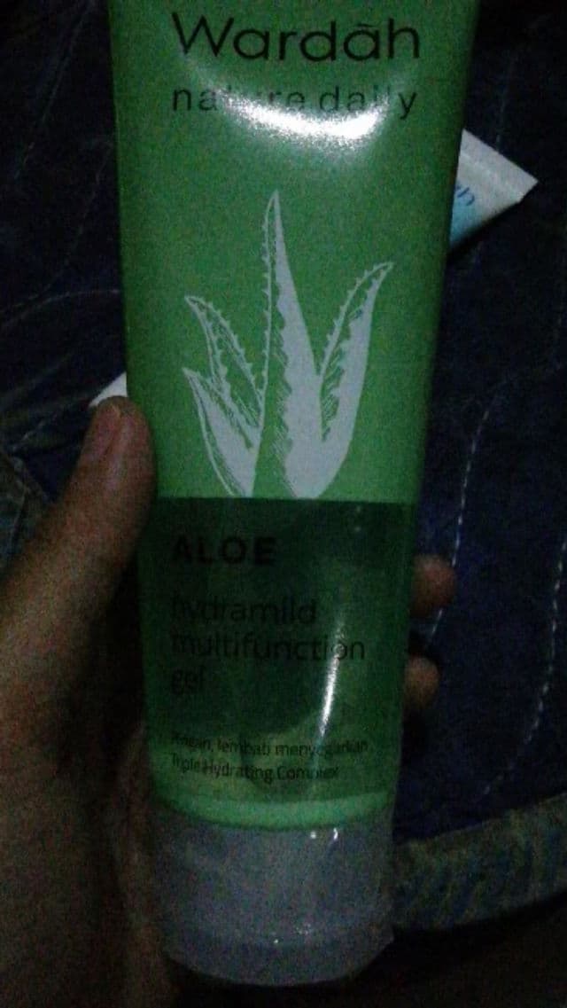 Wardah Hydrating Aloe Vera Gel review photo by tikasoviyani