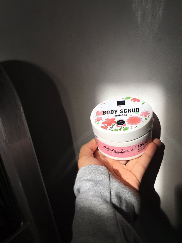 Scarlett Whitening Body Scrub - Romansa review photo by unhappywithout