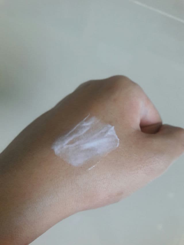 Wardah Lightening Milk Cleanser review photo by writtenbywin