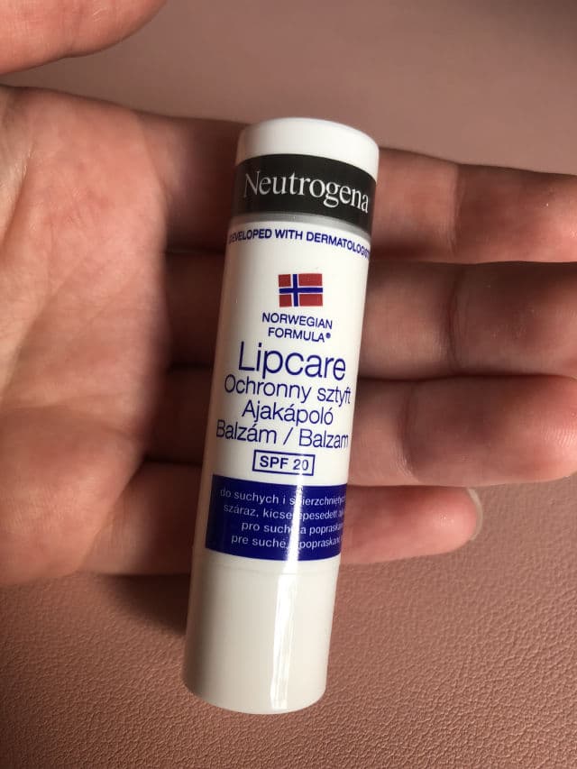 Neutrogena  Lip Balm Classic SPF 4 review photo by xianaa