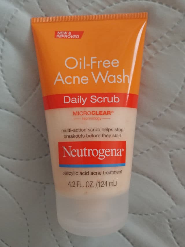 Neutrogena Oil-Free Acne Face Wash Daily Face Scrub review photo by Alexxbites
