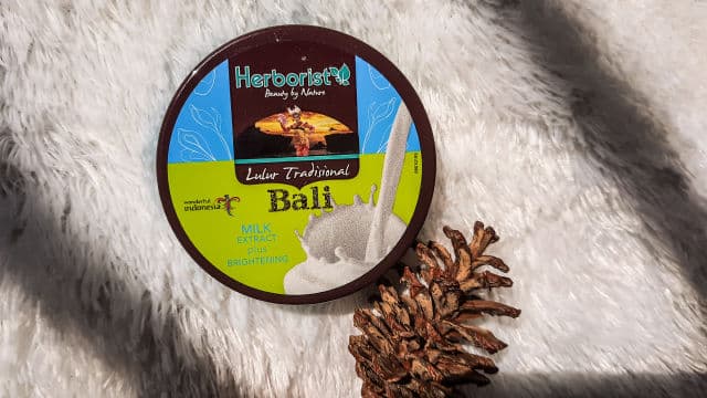 Herborist Lulur Traditional Bali Extra Scrub Milk Extract + Whitening review photo by yasintanurlailaa