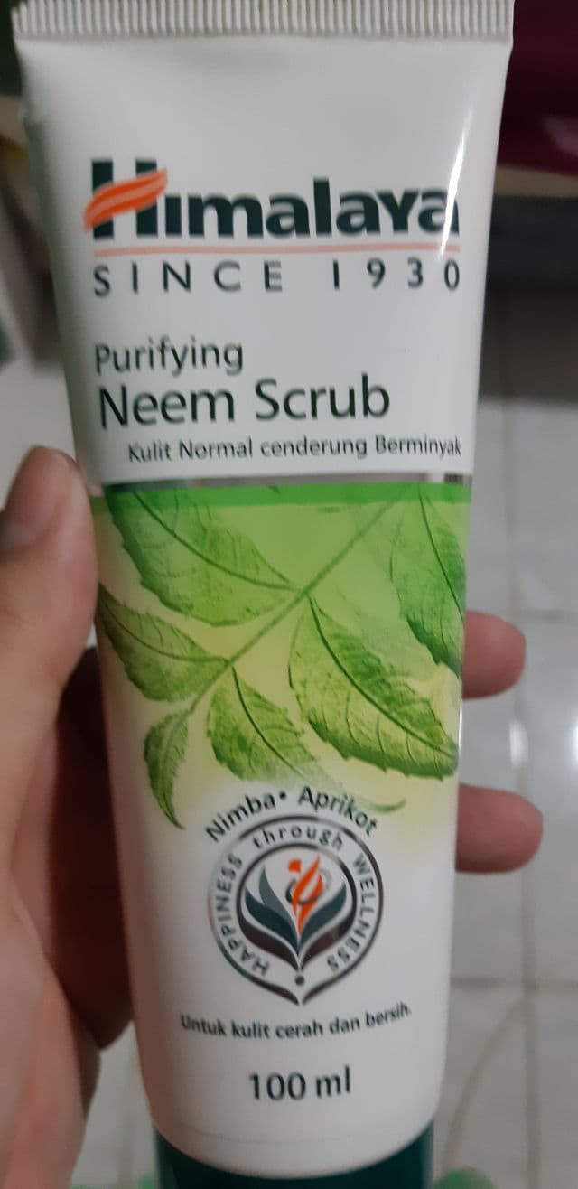 Himalaya Purifying Neem Scrub Normal to Oily Skin review photo by zafiraa