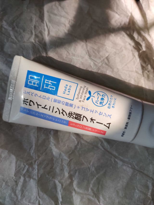 Hada Labo Softening & Whitening Face Wash review photo by aruneka