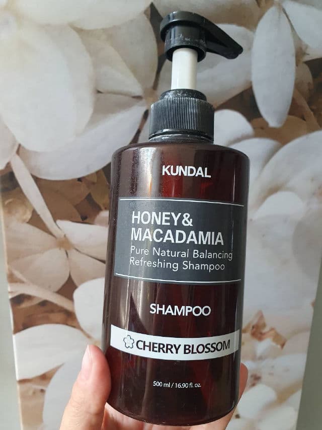 Kundal Honey & Macadamia Shampoo - Cherry Blossom review photo by Lidia78