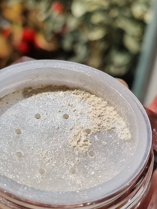 Sarazaar Cosmetics 24K Gold Highlighting Powder review photo by glowandsunshine