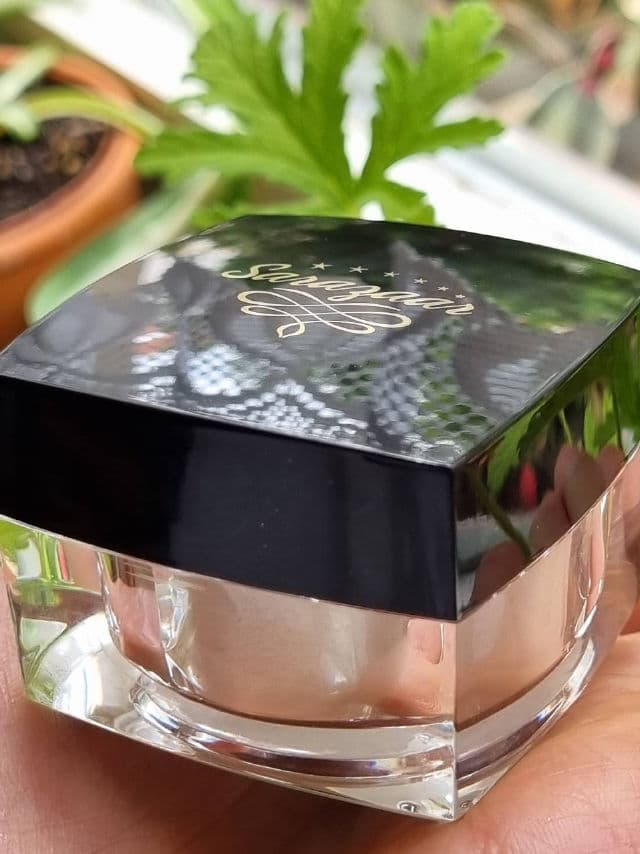 Sarazaar Cosmetics 24K Gold Highlighting Powder review photo by glowandsunshine