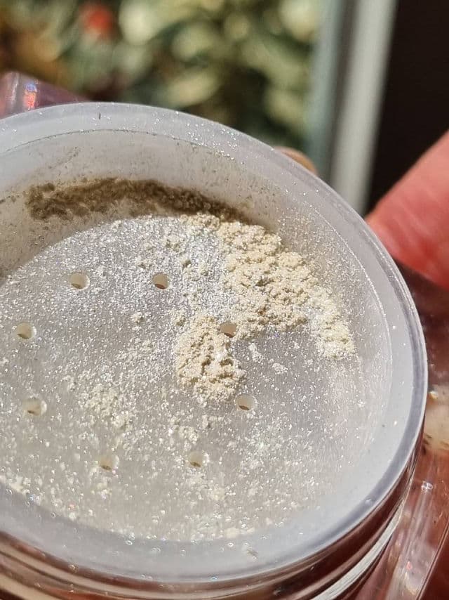 Sarazaar Cosmetics 24K Gold Highlighting Powder review photo by glowandsunshine