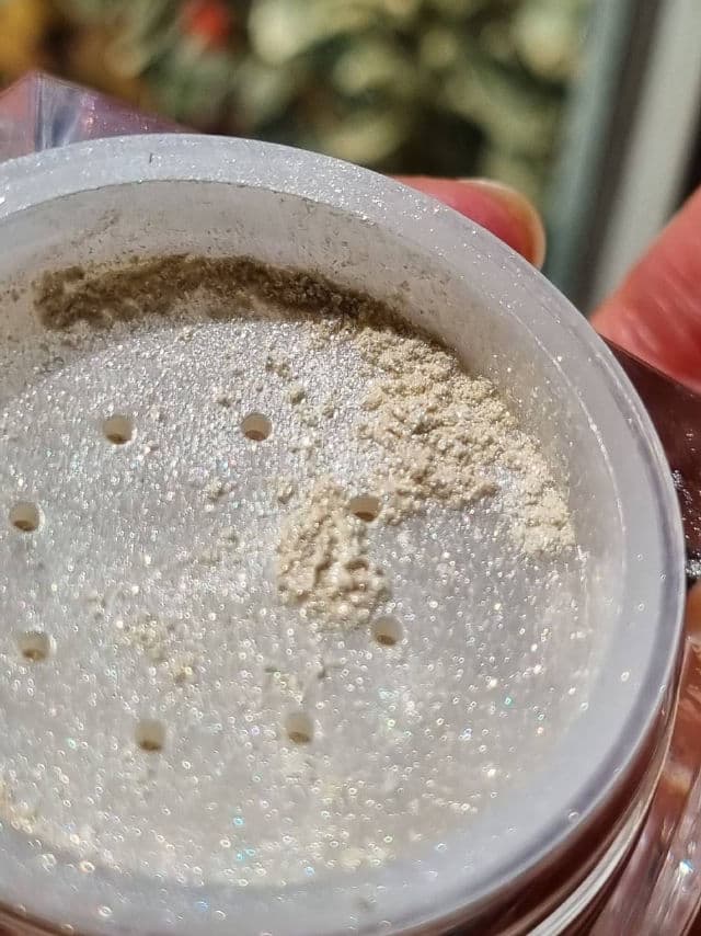 Sarazaar Cosmetics 24K Gold Highlighting Powder review photo by glowandsunshine