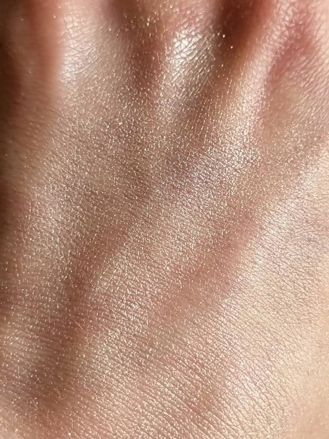 Sarazaar Cosmetics 24K Gold Highlighting Powder review photo by glowandsunshine