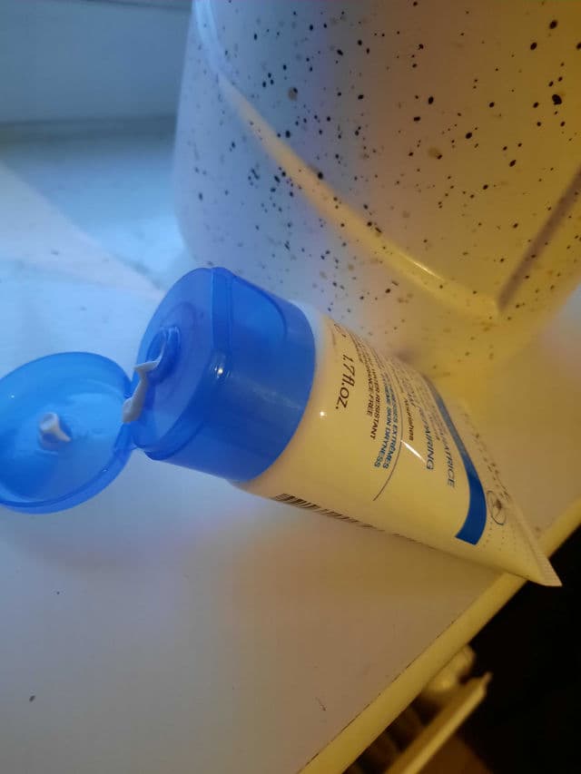 Uriage Bariederm Insulating Repairing Hand Cream review photo by Tolly