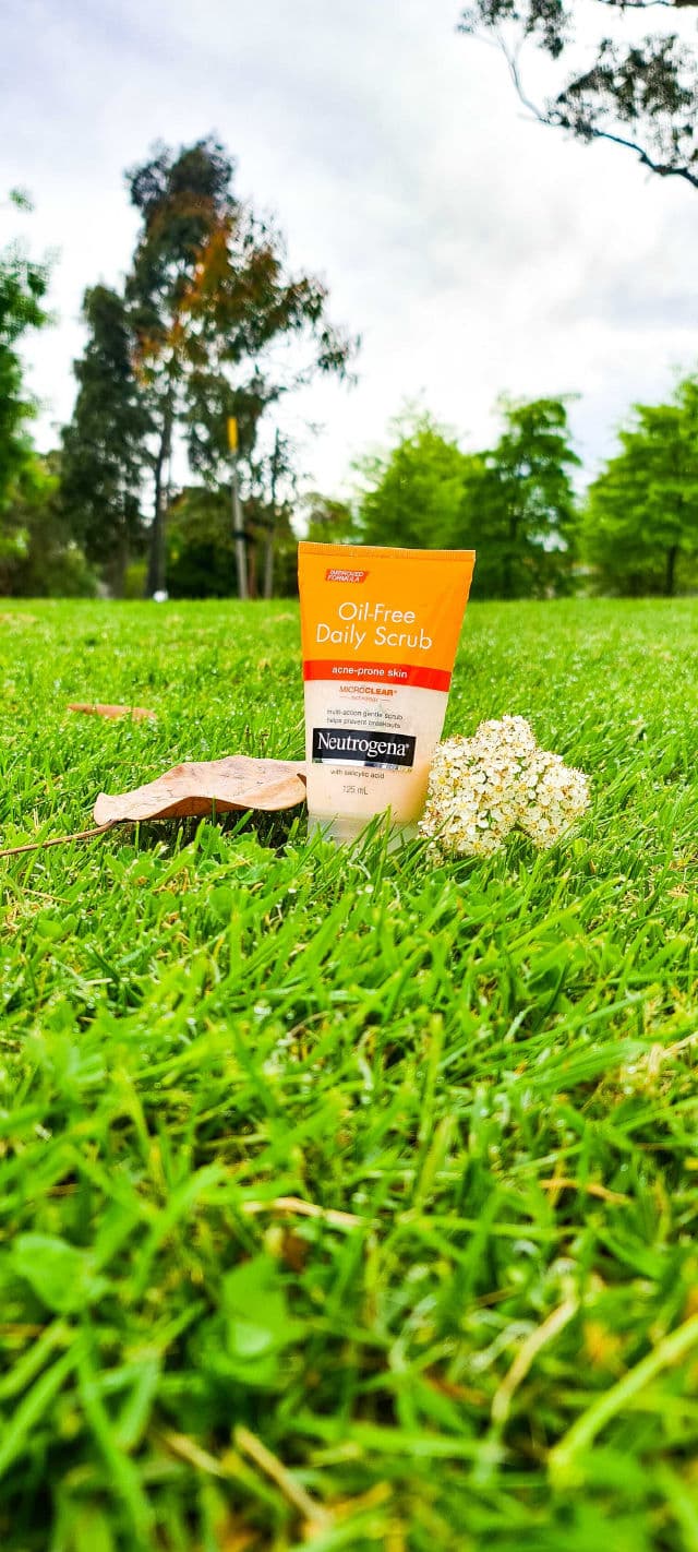 Neutrogena Oil-Free Acne Face Wash Daily Face Scrub review photo by sarausmani
