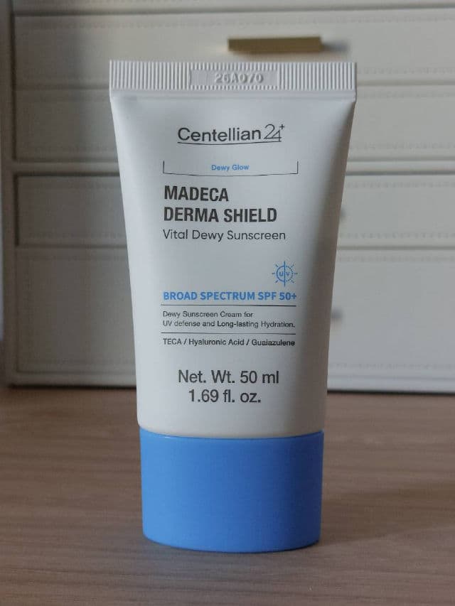 Centellian24 Madeca Derma Shield Vital Dewy Sunscreen SPF 50+ review photo by TheGreenFramboise