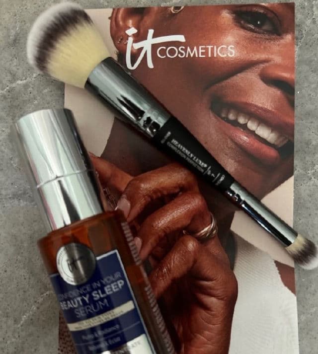 It Cosmetics Heavenly Luxe Complexion Perfection Brush #7 review photo by Reviewswithav