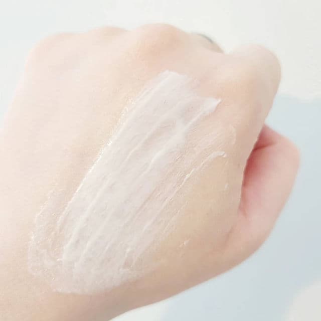 La Roche-Posay Anthelios UVMune 400 Hydratisierende Creme LSF 50+ review photo by theskincarewitch