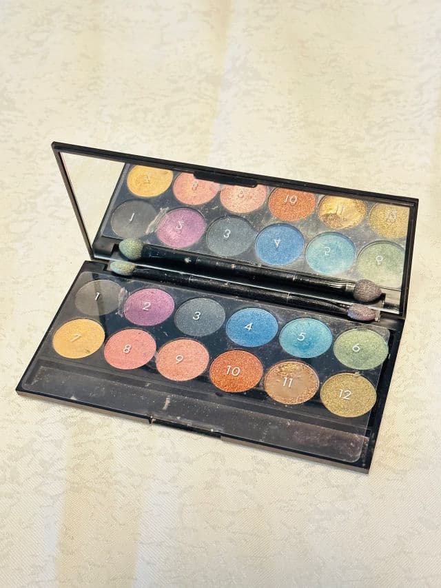 Sleek MakeUP i-Divine Eyeshadow Palette Original 594 review photo by Lingua
