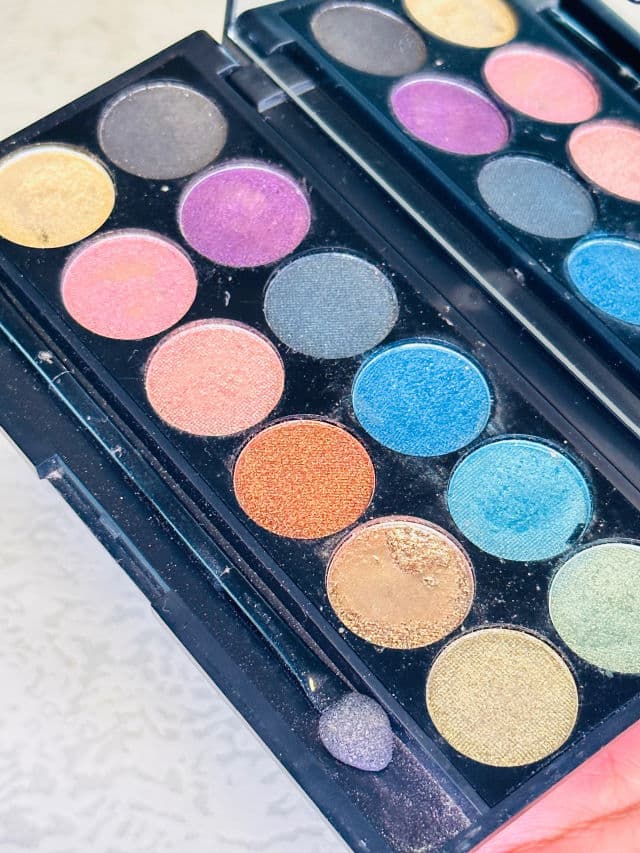 Sleek MakeUP i-Divine Eyeshadow Palette Original 594 review photo by Lingua