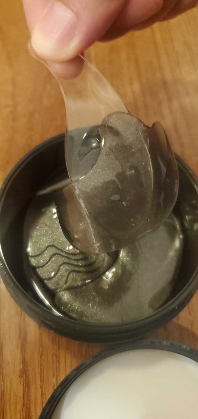 SNP Black Pearl Renew Eye Patch review photo by skincarereview101