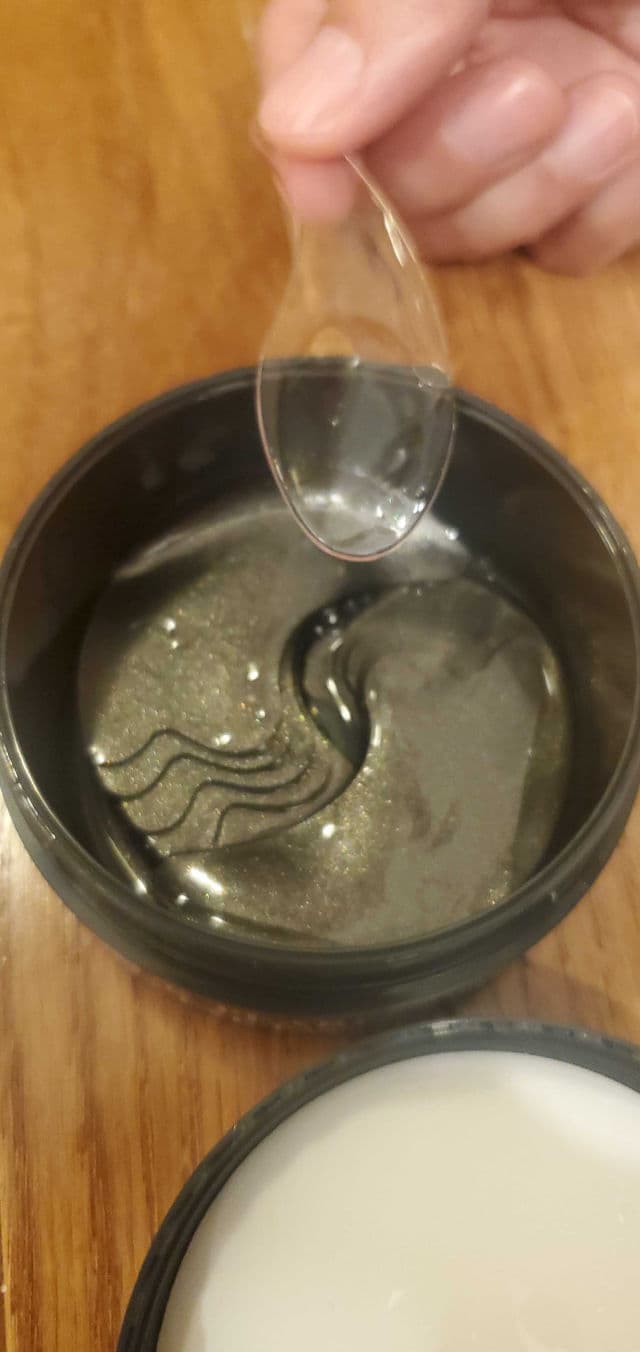 SNP Black Pearl Renew Eye Patch review photo by skincarereview101