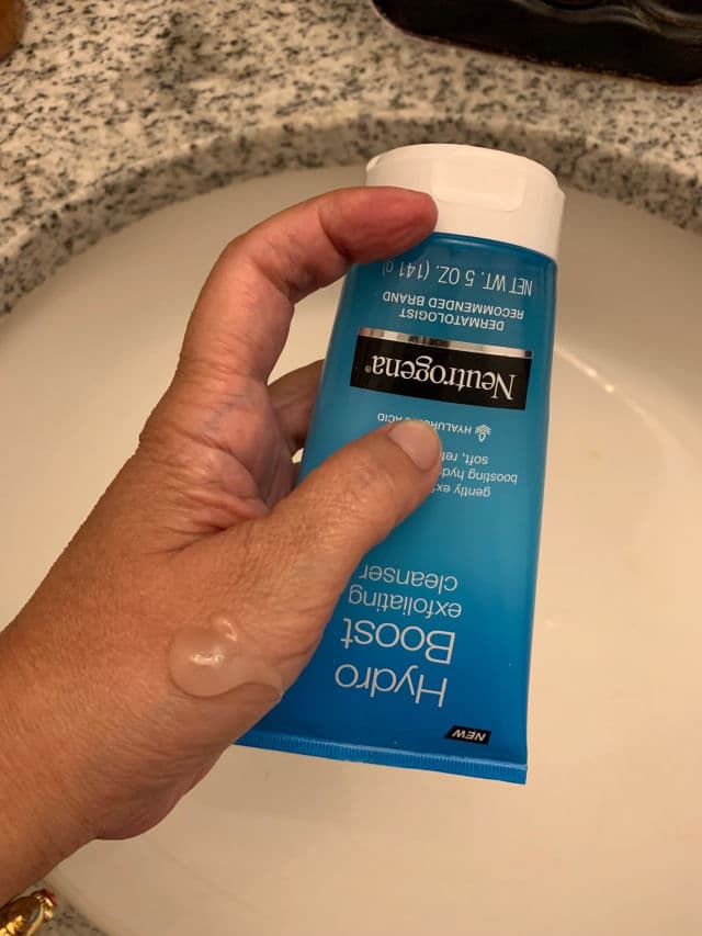 Neutrogena Hydro Boost Exfoliating Cleanser review photo by JenShaf1