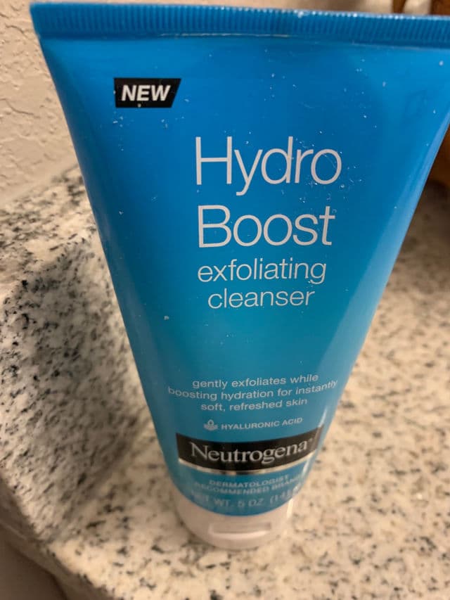 Neutrogena Hydro Boost Exfoliating Cleanser review photo by JenShaf1