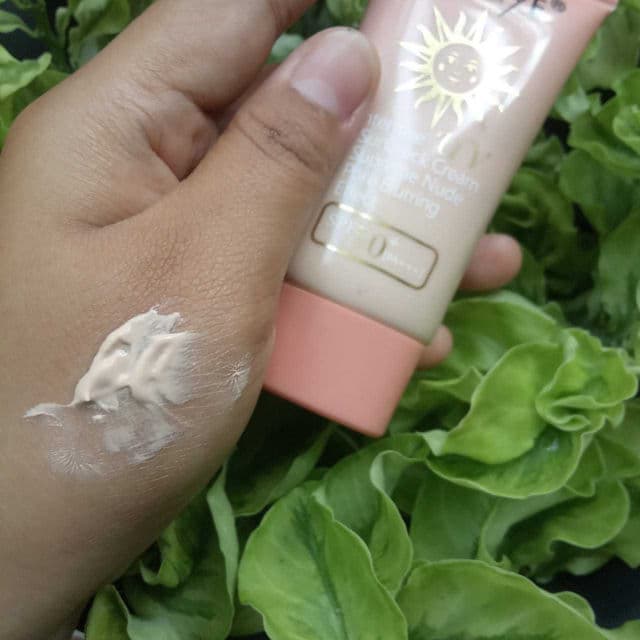 Saniye Aura Sun Moisturizing Sunscreen SPF 90 review photo by syzwnktvn