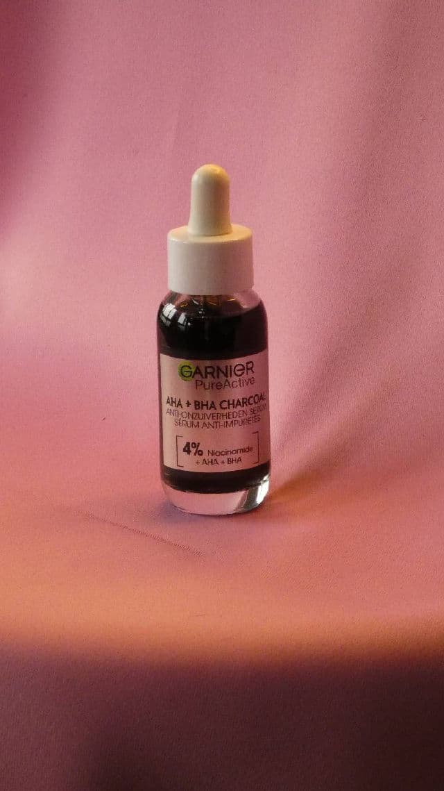 Garnier SkinActive 4% AHA + BHA Charcoal Serum review photo by Nisjeography