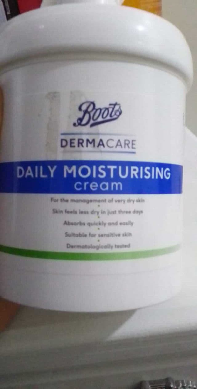 Boots Derma Care Daily Moisturising Cream review photo by feefatz