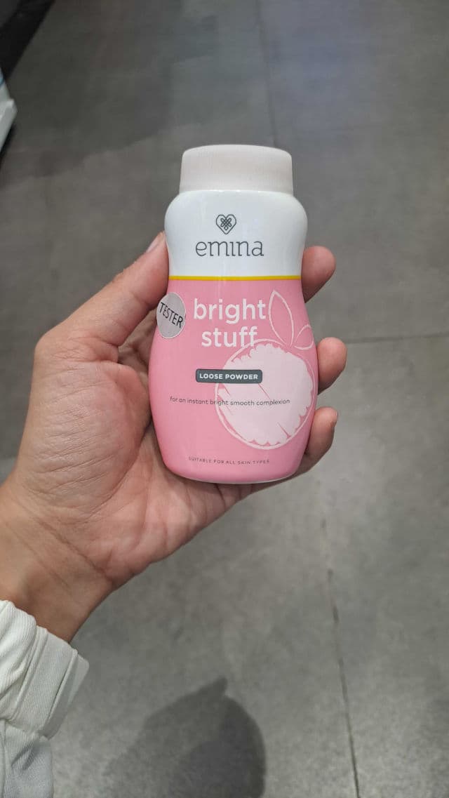 Emina Bright Stuff Loose Powder review photo by cimutmoetiara
