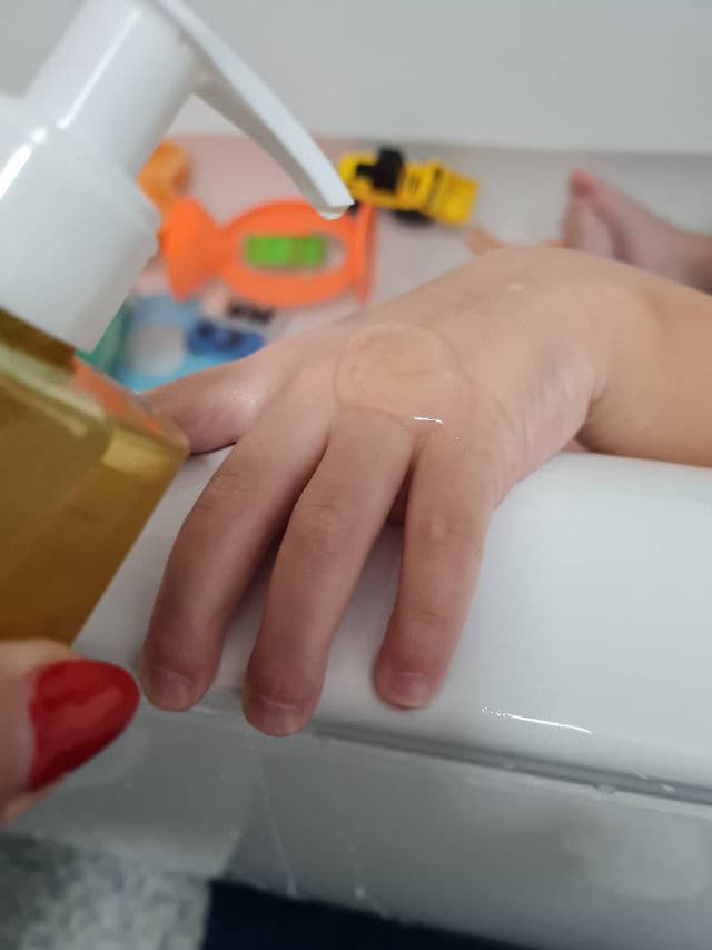 Avene XeraCalm A.D Lipid-Replenishing Cleansing Oil review photo by Bebita