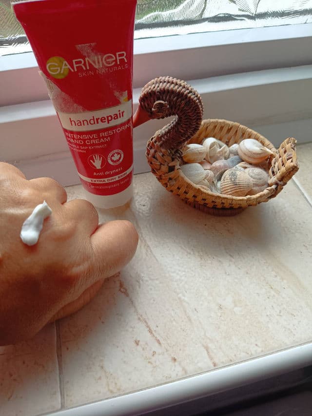Garnier Body Intensive Care Repairing Hand Cream review photo by DesC
