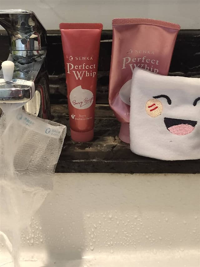 Senka Perfect Whip Berry Bright Cleanser review photo by viviwidjaja7