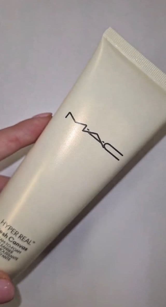 MAC Hyper Real Fresh Canvas Cream-to-Foam Cleanser review photo by Pickycarrie