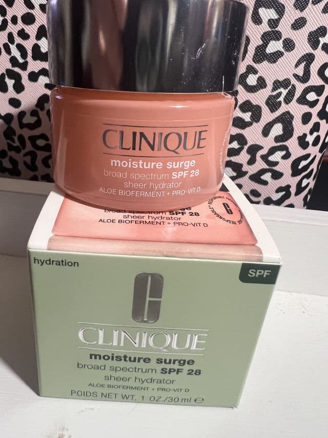 Clinique Moisture Surge Broad Spectrum SPF28 Sheer Hydrator Moisturizer review photo by lynnc355