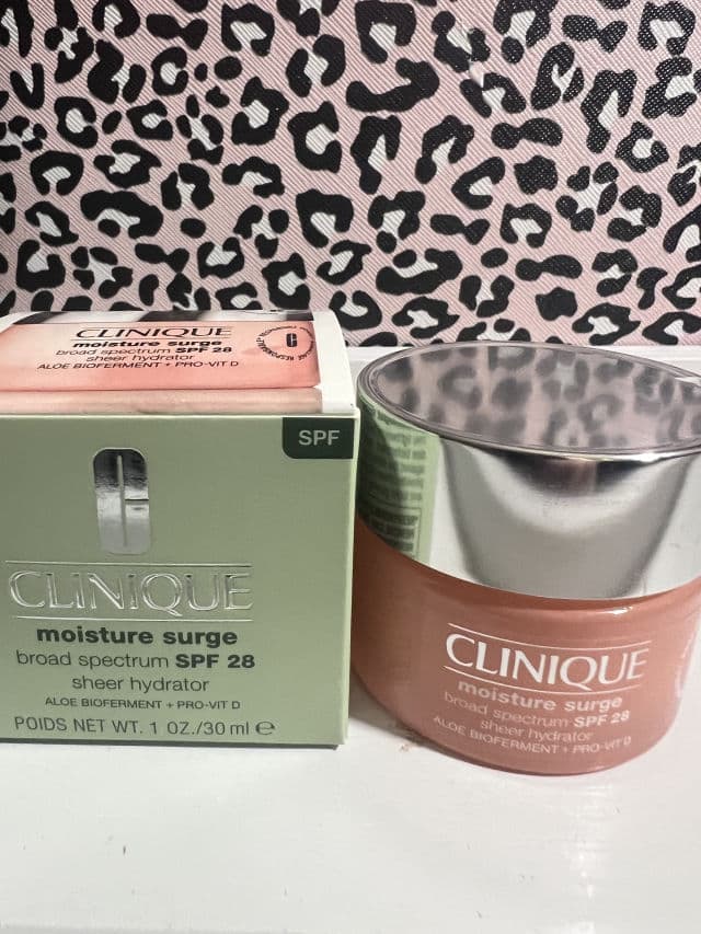 Clinique Moisture Surge Broad Spectrum SPF28 Sheer Hydrator Moisturizer review photo by lynnc355