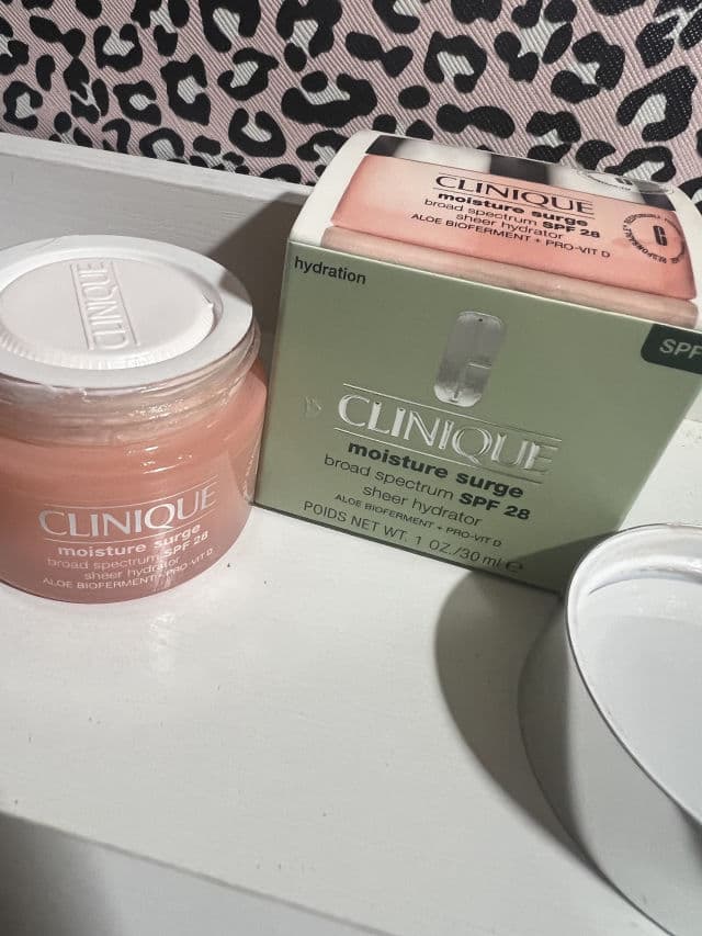 Clinique Moisture Surge Broad Spectrum SPF28 Sheer Hydrator Moisturizer review photo by lynnc355
