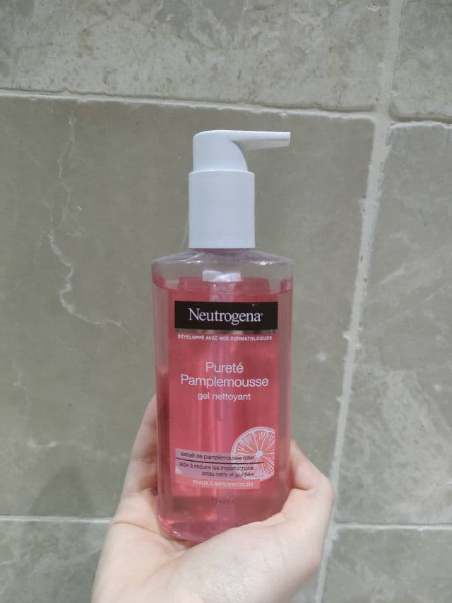 Neutrogena Refreshingly Clear Facial Wash review photo by Inesschy