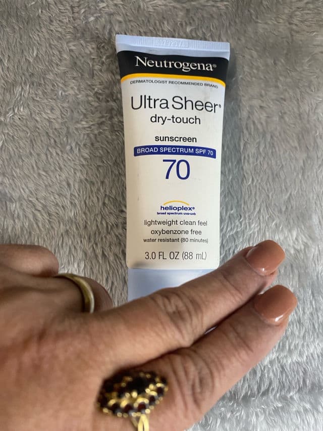 Neutrogena Sun Fresh Facial Protector Solar FPS 70 review photo by loany06