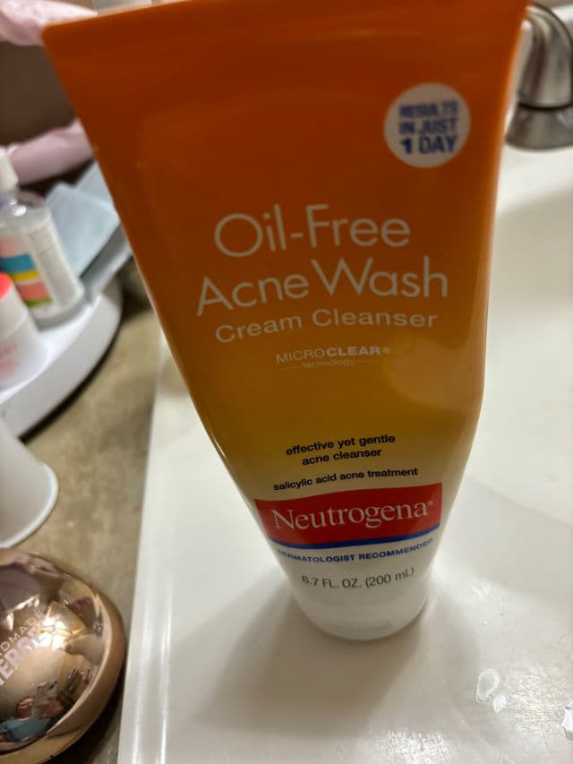 Neutrogena Oil-Free Acne Wash Cream Cleanser review photo by nCaila