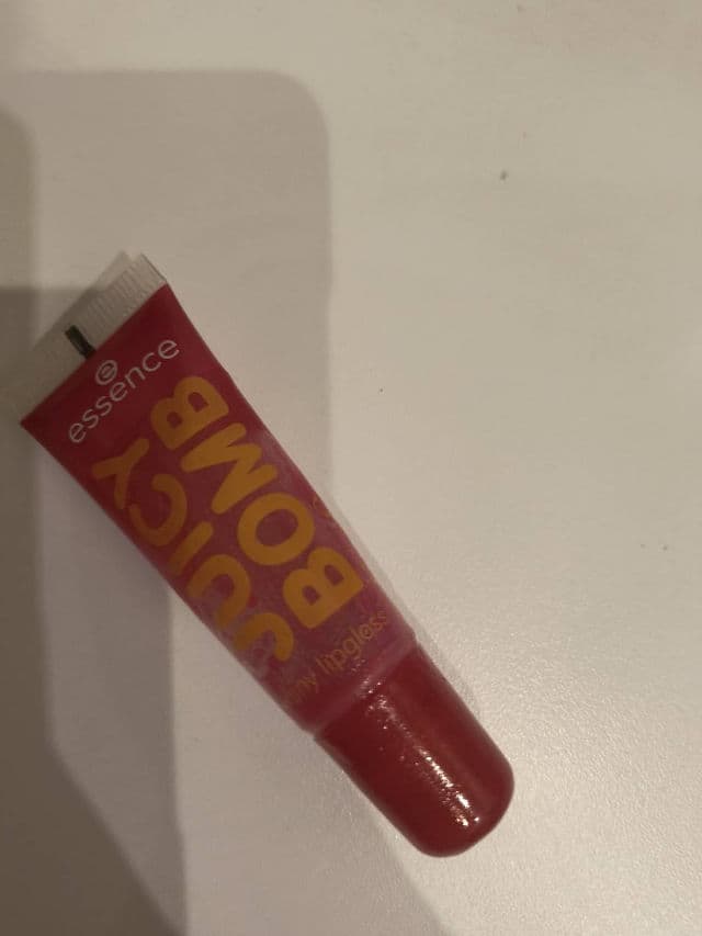 Essence Juicy Bomb Shiny Lipgloss - 04 Crazy Cherry review photo by julkavgrande