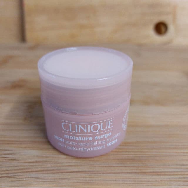 Clinique Moisture Surge Broad Spectrum SPF28 Sheer Hydrator Moisturizer review photo by tatianarosalles